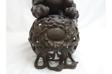 明治期　古銅　塗金　特大　鞠獅子　玉乗り　香炉　勇ましく異彩を放つ表情に惹きつけられる獅子の置物(玉獅子、置き物、仏具、インテリア、ディスプレイ)(R-062382)
