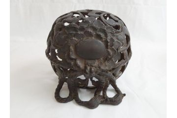 明治期　古銅　塗金　特大　鞠獅子　玉乗り　香炉　勇ましく異彩を放つ表情に惹きつけられる獅子の置物(玉獅子、置き物、仏具、インテリア、ディスプレイ)(R-062382)