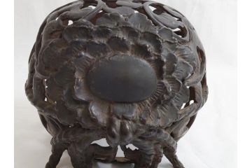 明治期　古銅　塗金　特大　鞠獅子　玉乗り　香炉　勇ましく異彩を放つ表情に惹きつけられる獅子の置物(玉獅子、置き物、仏具、インテリア、ディスプレイ)(R-062382)