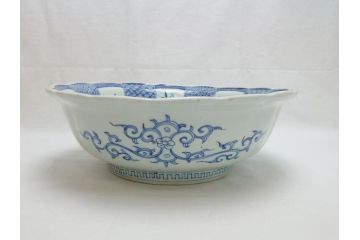 江戸期　成化年製　古伊万里　染付　線描　草花文　1尺1寸　約32.5cm　細かな絵付け技術に魅了される深鉢(一尺一寸、深皿、変形皿、和食器、和皿)(R-062386)