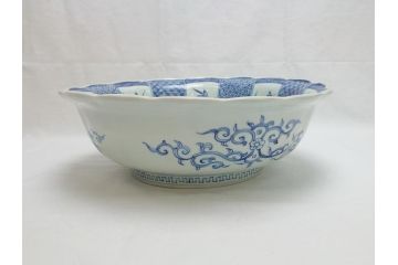 江戸期　成化年製　古伊万里　染付　線描　草花文　1尺1寸　約32.5cm　細かな絵付け技術に魅了される深鉢(一尺一寸、深皿、変形皿、和食器、和皿)(R-062386)