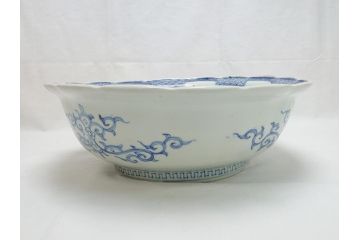 江戸期　成化年製　古伊万里　染付　線描　草花文　1尺1寸　約32.5cm　細かな絵付け技術に魅了される深鉢(一尺一寸、深皿、変形皿、和食器、和皿)(R-062386)