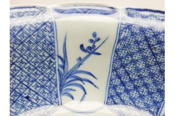 江戸期　成化年製　古伊万里　染付　線描　草花文　1尺1寸　約32.5cm　細かな絵付け技術に魅了される深鉢(一尺一寸、深皿、変形皿、和食器、和皿)(R-062386)