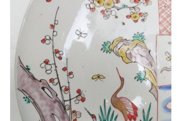 幕末期　伊万里焼　色絵　梅　双鶴　花文　1尺4寸皿　約41cm　色彩豊かで食卓が華やぐ大皿(一尺四寸、和食器、和皿)(R-062388)