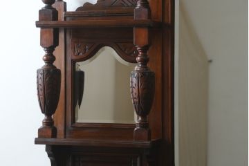 イギリスアンティーク　艶と深みのある色合いが美しい!!高級マホガニー材に繊細な彫刻を施したパーラーキャビネット(飾り棚、戸棚、収納棚)(R-062390)