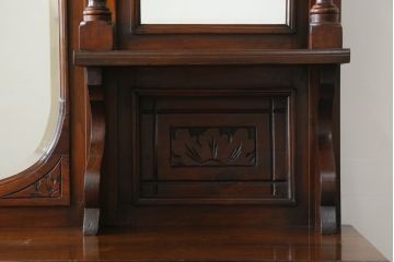 イギリスアンティーク　艶と深みのある色合いが美しい!!高級マホガニー材に繊細な彫刻を施したパーラーキャビネット(飾り棚、戸棚、収納棚)(R-062390)