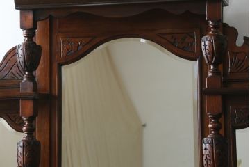 イギリスアンティーク　艶と深みのある色合いが美しい!!高級マホガニー材に繊細な彫刻を施したパーラーキャビネット(飾り棚、戸棚、収納棚)(R-062390)