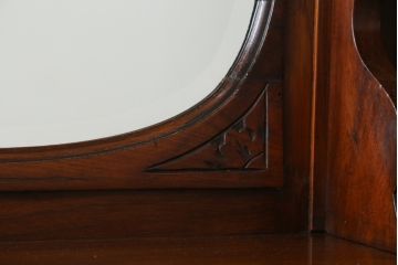 イギリスアンティーク　艶と深みのある色合いが美しい!!高級マホガニー材に繊細な彫刻を施したパーラーキャビネット(飾り棚、戸棚、収納棚)(R-062390)