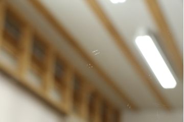イギリスアンティーク　艶と深みのある色合いが美しい!!高級マホガニー材に繊細な彫刻を施したパーラーキャビネット(飾り棚、戸棚、収納棚)(R-062390)