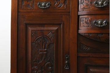 イギリスアンティーク　艶と深みのある色合いが美しい!!高級マホガニー材に繊細な彫刻を施したパーラーキャビネット(飾り棚、戸棚、収納棚)(R-062390)