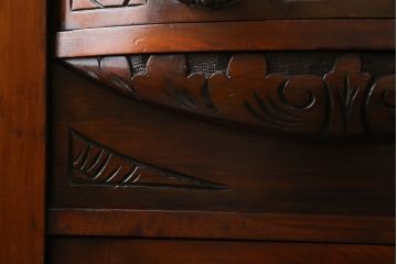 イギリスアンティーク　艶と深みのある色合いが美しい!!高級マホガニー材に繊細な彫刻を施したパーラーキャビネット(飾り棚、戸棚、収納棚)(R-062390)