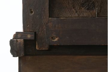 イギリスアンティーク　艶と深みのある色合いが美しい!!高級マホガニー材に繊細な彫刻を施したパーラーキャビネット(飾り棚、戸棚、収納棚)(R-062390)