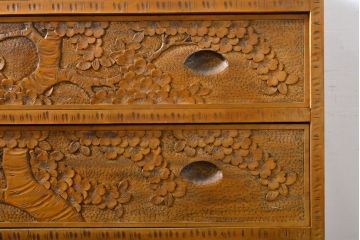 中古　軽井沢彫り　大胆にあしらわれた満開の桜が目を惹くチェスト(引き出し、整理箪笥、収納たんす、和タンス)(R-062392)