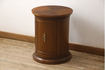 中古　DREXEL HERITAGE(ドレクセルヘリテイジ)　Triune(トライユン)　クラシカルな佇まいと美しい杢目使いが目を惹くドラムテーブル(サイドテーブル、ラウンドテーブル、コーヒーテーブル、サイドキャビネット)(R-062401)