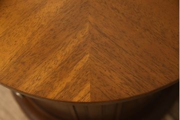 中古　DREXEL HERITAGE(ドレクセルヘリテイジ)　Triune(トライユン)　クラシカルな佇まいと美しい杢目使いが目を惹くドラムテーブル(サイドテーブル、ラウンドテーブル、コーヒーテーブル、サイドキャビネット)(R-062401)