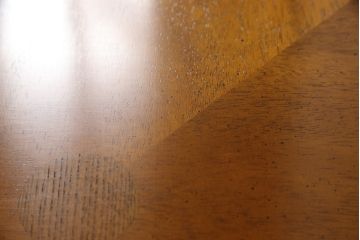 中古　DREXEL HERITAGE(ドレクセルヘリテイジ)　Triune(トライユン)　クラシカルな佇まいと美しい杢目使いが目を惹くドラムテーブル(サイドテーブル、ラウンドテーブル、コーヒーテーブル、サイドキャビネット)(R-062401)