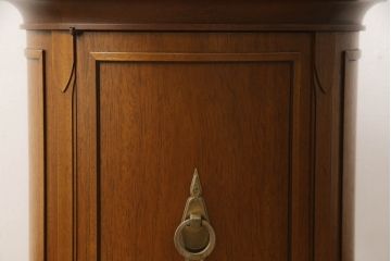 中古　DREXEL HERITAGE(ドレクセルヘリテイジ)　Triune(トライユン)　クラシカルな佇まいと美しい杢目使いが目を惹くドラムテーブル(サイドテーブル、ラウンドテーブル、コーヒーテーブル、サイドキャビネット)(R-062401)