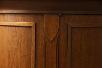 中古　DREXEL HERITAGE(ドレクセルヘリテイジ)　Triune(トライユン)　クラシカルな佇まいと美しい杢目使いが目を惹くドラムテーブル(サイドテーブル、ラウンドテーブル、コーヒーテーブル、サイドキャビネット)(R-062401)