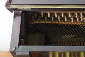 イギリスアンティーク　ジャンク品　SAMES　気品あるクラシカルなデザインのアンティークピアノ(オブジェ、ディスプレイ)(R-062402)