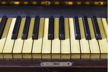 イギリスアンティーク　ジャンク品　SAMES　気品あるクラシカルなデザインのアンティークピアノ(オブジェ、ディスプレイ)(R-062402)