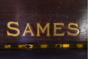 イギリスアンティーク　ジャンク品　SAMES　気品あるクラシカルなデザインのアンティークピアノ(オブジェ、ディスプレイ)(R-062402)