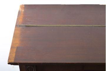 イギリスアンティーク　ジャンク品　SAMES　気品あるクラシカルなデザインのアンティークピアノ(オブジェ、ディスプレイ)(R-062402)