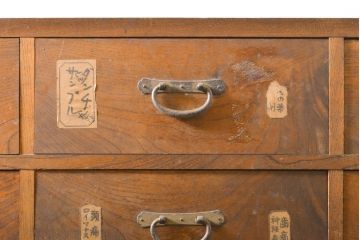 和製アンティーク　前面欅(ケヤキ)材　引き出し18杯　収納力抜群で小物収納に活躍する薬箪笥(ローチェスト、道具箪笥、薬タンス、引き出し、収納箪笥)(R-062405)