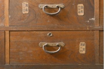和製アンティーク　前面欅(ケヤキ)材　引き出し18杯　収納力抜群で小物収納に活躍する薬箪笥(ローチェスト、道具箪笥、薬タンス、引き出し、収納箪笥)(R-062405)
