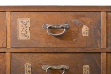 和製アンティーク　前面欅(ケヤキ)材　引き出し9杯　小物収納に活躍する薬箪笥(ローチェスト、道具箪笥、薬タンス、引き出し、収納箪笥)(R-062406)