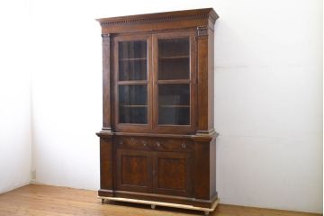 中古　アメリカ輸入モデル　DREXEL HERITAGE(ドレクセルヘリテイジ)　美しい杢目とクラシカルな佇まいが魅力の照明付きキャビネット(飾り棚、収納棚、戸棚、食器棚、カップボード)(R-062410)