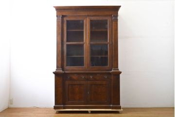 中古　アメリカ輸入モデル　DREXEL HERITAGE(ドレクセルヘリテイジ)　美しい杢目とクラシカルな佇まいが魅力の照明付きキャビネット(飾り棚、収納棚、戸棚、食器棚、カップボード)(R-062410)