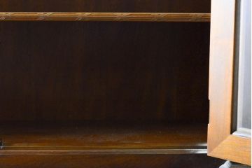 中古　アメリカ輸入モデル　DREXEL HERITAGE(ドレクセルヘリテイジ)　美しい杢目とクラシカルな佇まいが魅力の照明付きキャビネット(飾り棚、収納棚、戸棚、食器棚、カップボード)(R-062410)