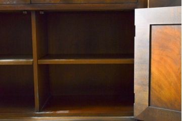 中古　アメリカ輸入モデル　DREXEL HERITAGE(ドレクセルヘリテイジ)　美しい杢目とクラシカルな佇まいが魅力の照明付きキャビネット(飾り棚、収納棚、戸棚、食器棚、カップボード)(R-062410)