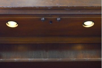 中古　アメリカ輸入モデル　DREXEL HERITAGE(ドレクセルヘリテイジ)　美しい杢目とクラシカルな佇まいが魅力の照明付きキャビネット(飾り棚、収納棚、戸棚、食器棚、カップボード)(R-062410)