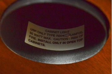 中古　アメリカ輸入モデル　DREXEL HERITAGE(ドレクセルヘリテイジ)　美しい杢目とクラシカルな佇まいが魅力の照明付きキャビネット(飾り棚、収納棚、戸棚、食器棚、カップボード)(R-062410)