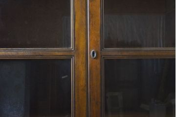 中古　アメリカ輸入モデル　DREXEL HERITAGE(ドレクセルヘリテイジ)　美しい杢目とクラシカルな佇まいが魅力の照明付きキャビネット(飾り棚、収納棚、戸棚、食器棚、カップボード)(R-062410)