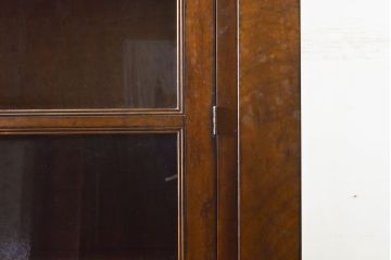 中古　アメリカ輸入モデル　DREXEL HERITAGE(ドレクセルヘリテイジ)　美しい杢目とクラシカルな佇まいが魅力の照明付きキャビネット(飾り棚、収納棚、戸棚、食器棚、カップボード)(R-062410)