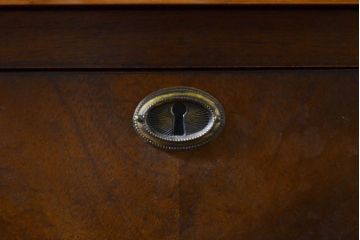 中古　アメリカ輸入モデル　DREXEL HERITAGE(ドレクセルヘリテイジ)　美しい杢目とクラシカルな佇まいが魅力の照明付きキャビネット(飾り棚、収納棚、戸棚、食器棚、カップボード)(R-062410)