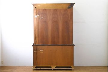 中古　アメリカ輸入モデル　DREXEL HERITAGE(ドレクセルヘリテイジ)　美しい杢目とクラシカルな佇まいが魅力の照明付きキャビネット(飾り棚、収納棚、戸棚、食器棚、カップボード)(R-062410)