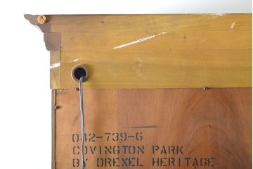 中古　アメリカ輸入モデル　DREXEL HERITAGE(ドレクセルヘリテイジ)　美しい杢目とクラシカルな佇まいが魅力の照明付きキャビネット(飾り棚、収納棚、戸棚、食器棚、カップボード)(R-062410)