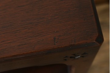 和製アンティーク　激レア　彫刻家　山根八春(やまねやつはる、はっしゅん)　レリーフ入り　なかなかお目にかかれない希少なサイドテーブル　(R-062411)