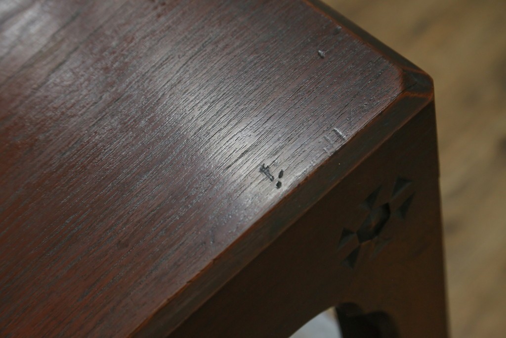 和製アンティーク　激レア　彫刻家　山根八春(やまねやつはる、はっしゅん)　レリーフ入り　なかなかお目にかかれない希少なサイドテーブル　(R-062411)