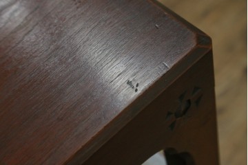 和製アンティーク　激レア　彫刻家　山根八春(やまねやつはる、はっしゅん)　レリーフ入り　なかなかお目にかかれない希少なサイドテーブル　(R-062411)