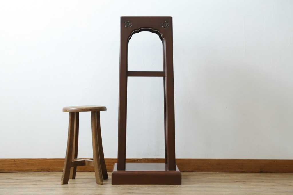 和製アンティーク　激レア　彫刻家　山根八春(やまねやつはる、はっしゅん)　レリーフ入り　なかなかお目にかかれない希少なサイドテーブル　(R-062411)