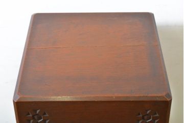 和製アンティーク　激レア　彫刻家　山根八春(やまねやつはる、はっしゅん)　レリーフ入り　なかなかお目にかかれない希少なサイドテーブル(花台、コーナーラック、飾り棚)(R-062411)