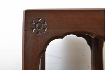 和製アンティーク　激レア　彫刻家　山根八春(やまねやつはる、はっしゅん)　レリーフ入り　なかなかお目にかかれない希少なサイドテーブル(花台、コーナーラック、飾り棚)(R-062411)