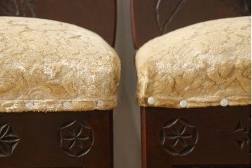 和製アンティーク　彫刻家　山根八春(やまねやつはる、はっしゅん)　背もたれの植物柄やレリーフが目を惹くチェア2脚セット(ダイニングチェア、アームレスチェア、椅子、イス)(R-062412)