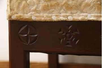 和製アンティーク　彫刻家　山根八春(やまねやつはる、はっしゅん)　背もたれの植物柄やレリーフが目を惹くチェア2脚セット(ダイニングチェア、アームレスチェア、椅子、イス)(R-062412)