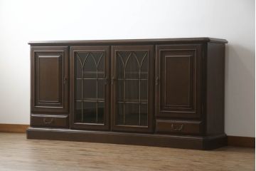 中古　美品　カリモク家具(karimoku)　ドマーニ(domani)　シックな色合いと凝った面取りデザインがクラシカルな雰囲気を醸し出すサイドボード(サイドキャビネット、収納棚、戸棚、飾り棚)(R-062414)