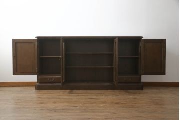 中古　美品　カリモク家具(karimoku)　ドマーニ(domani)　シックな色合いと凝った面取りデザインがクラシカルな雰囲気を醸し出すサイドボード(サイドキャビネット、収納棚、戸棚、飾り棚)(R-062414)